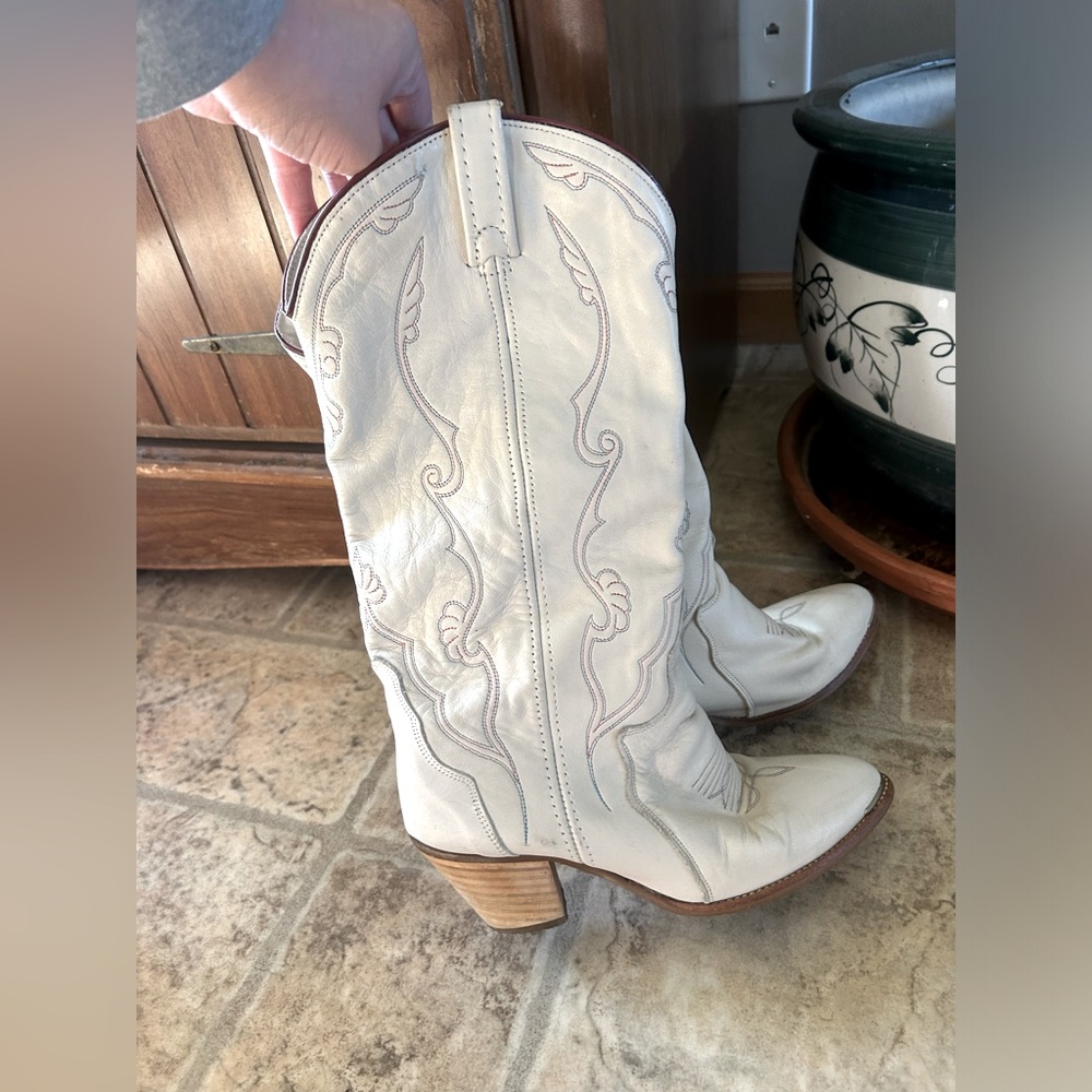 Vintage ACME Cream Leather Stitched Western boots women’s 7.5